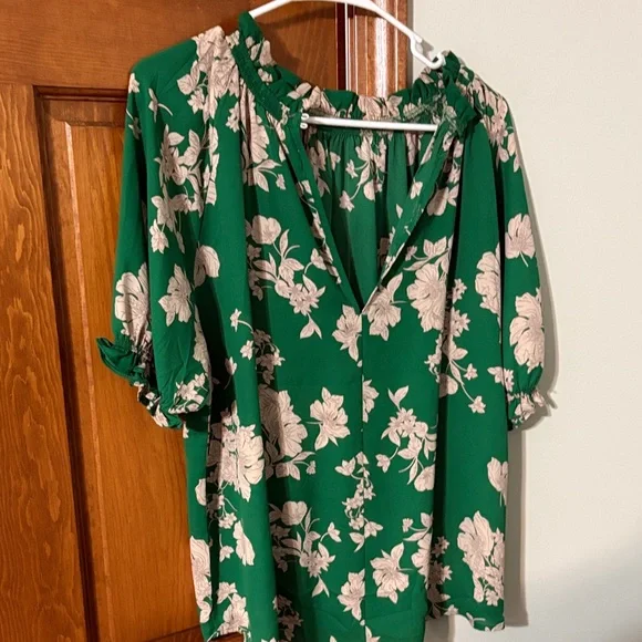 Floral Green Women's Top - Picture 2 of 9